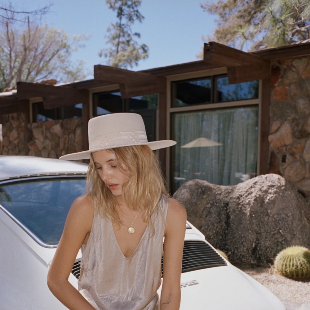 Lack of color hat. THE SIERRA - GOLD small 55cm